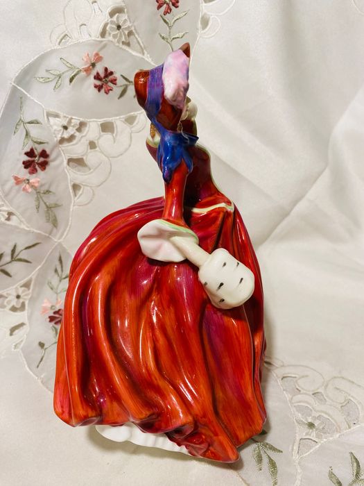 порцеланова статуетка