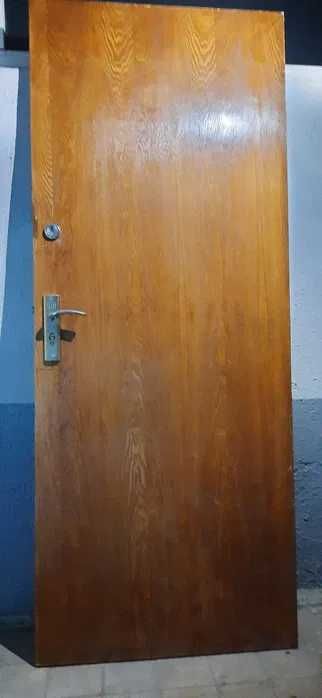 Входная деревянная  дверь.