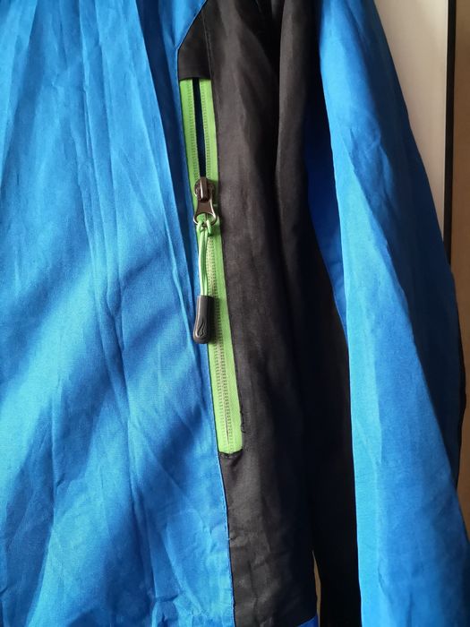 Vând haină impermeabilă mărimea (M-L)