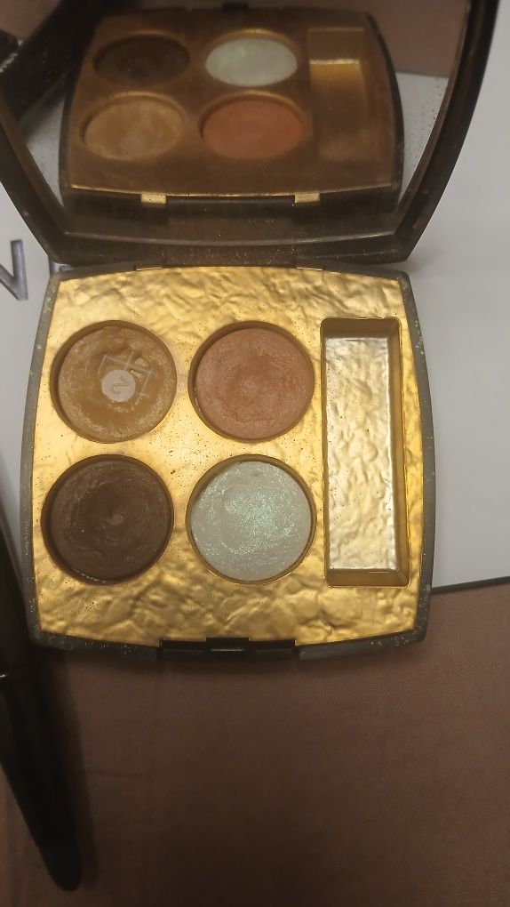 Комплект гримове и четки на CHANEL 250 лв