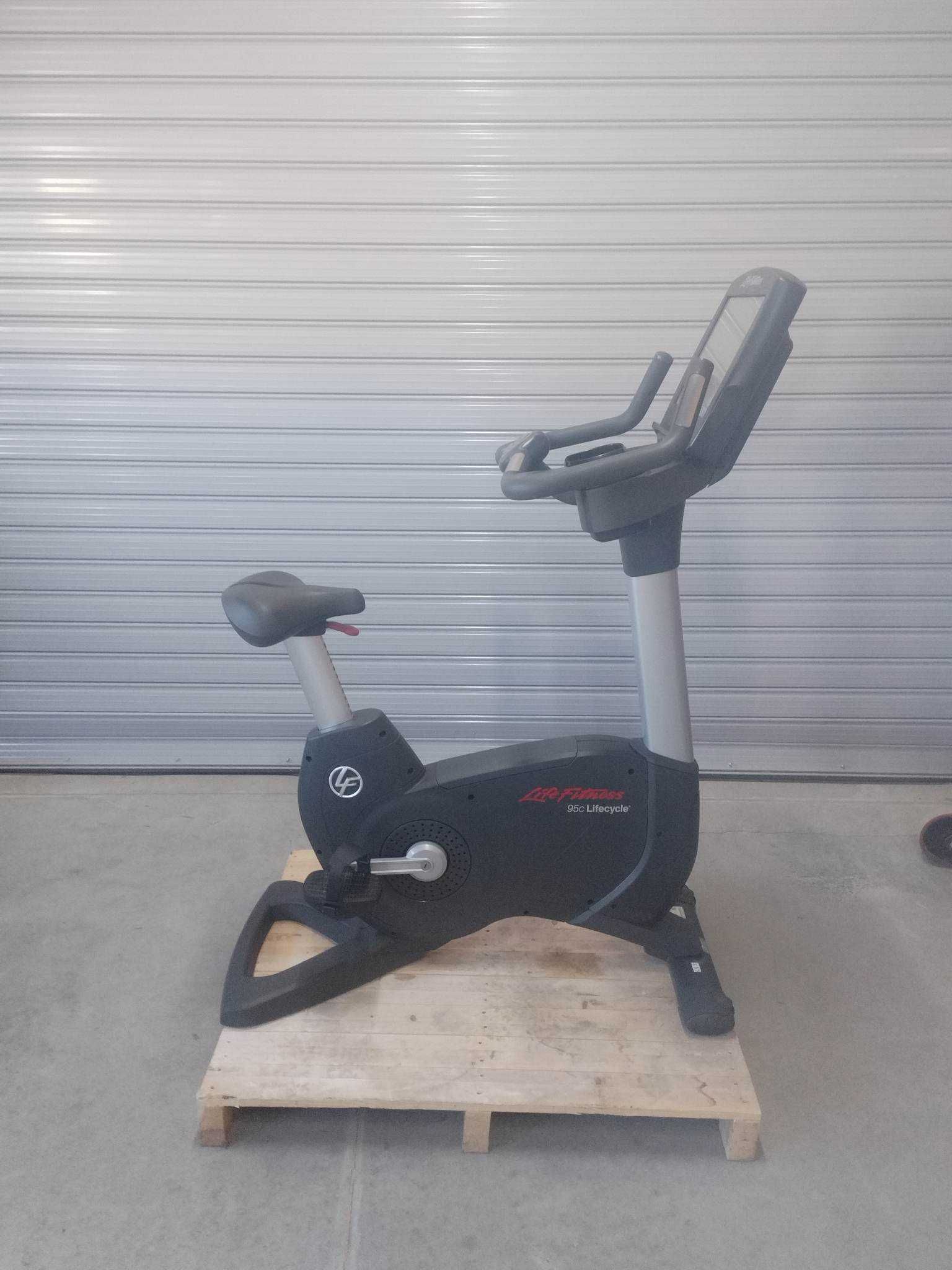 Life Fitness 95C Upright Bike