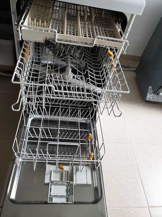 Miele Съдомиялна - 9 Комплекта - Свободностояща - 45см - Тясна