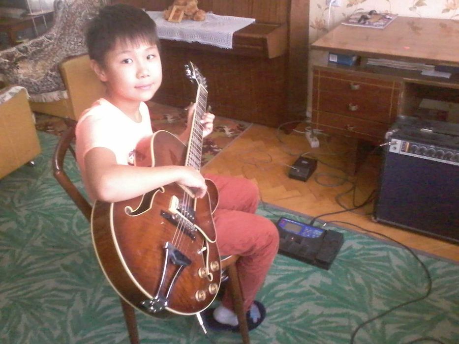 Обучение на гитаре, укулеле, бас гитаре.