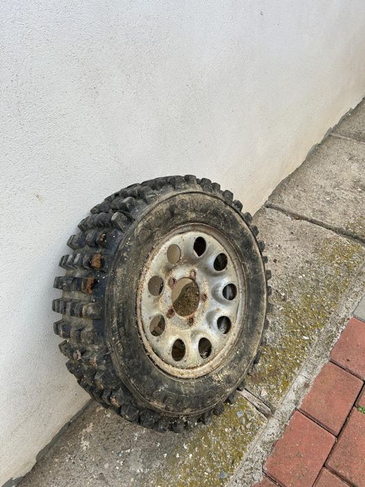 Vand cauciucuri cramponate  cu tot cu jante