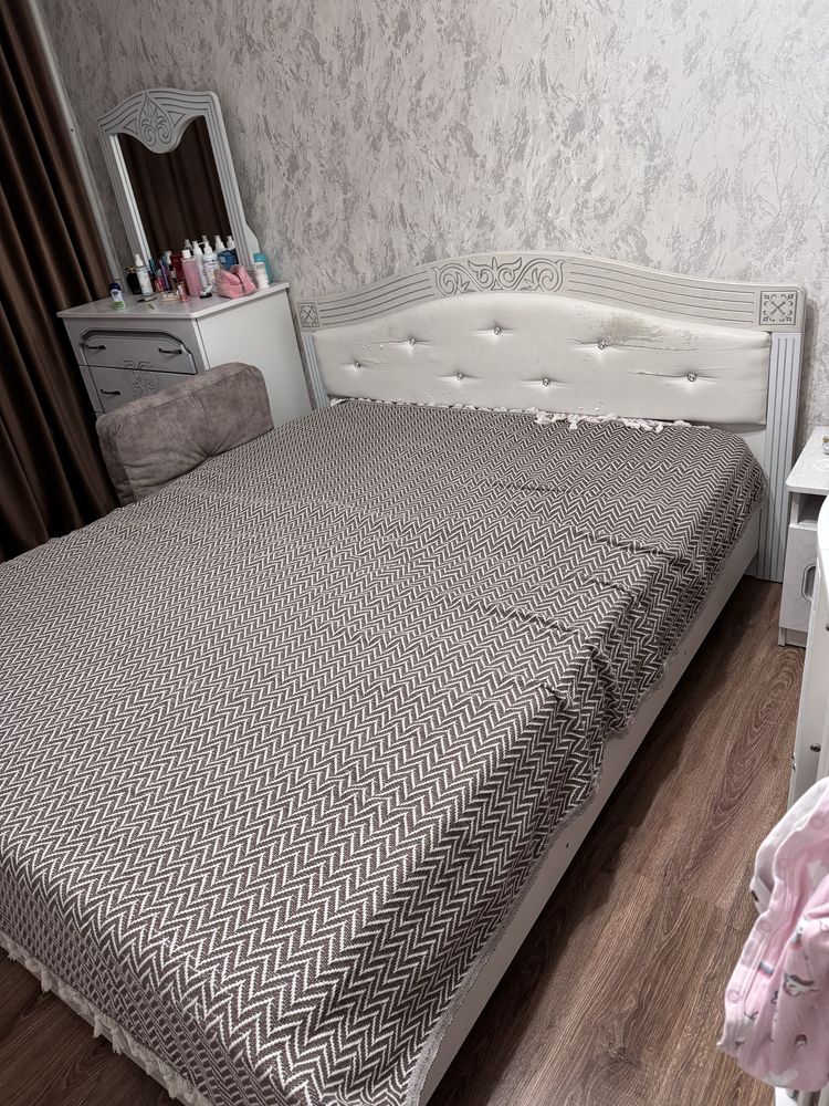 Продам кровать с матрасом
