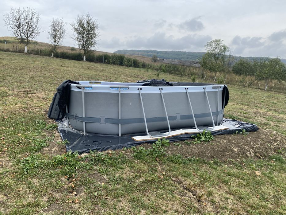 Piscina cu pompa de recirculare si scara