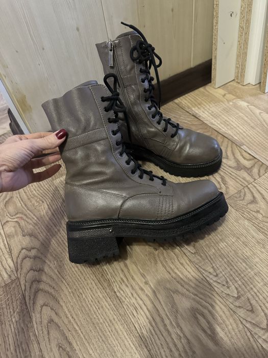 Продам женские ботинки