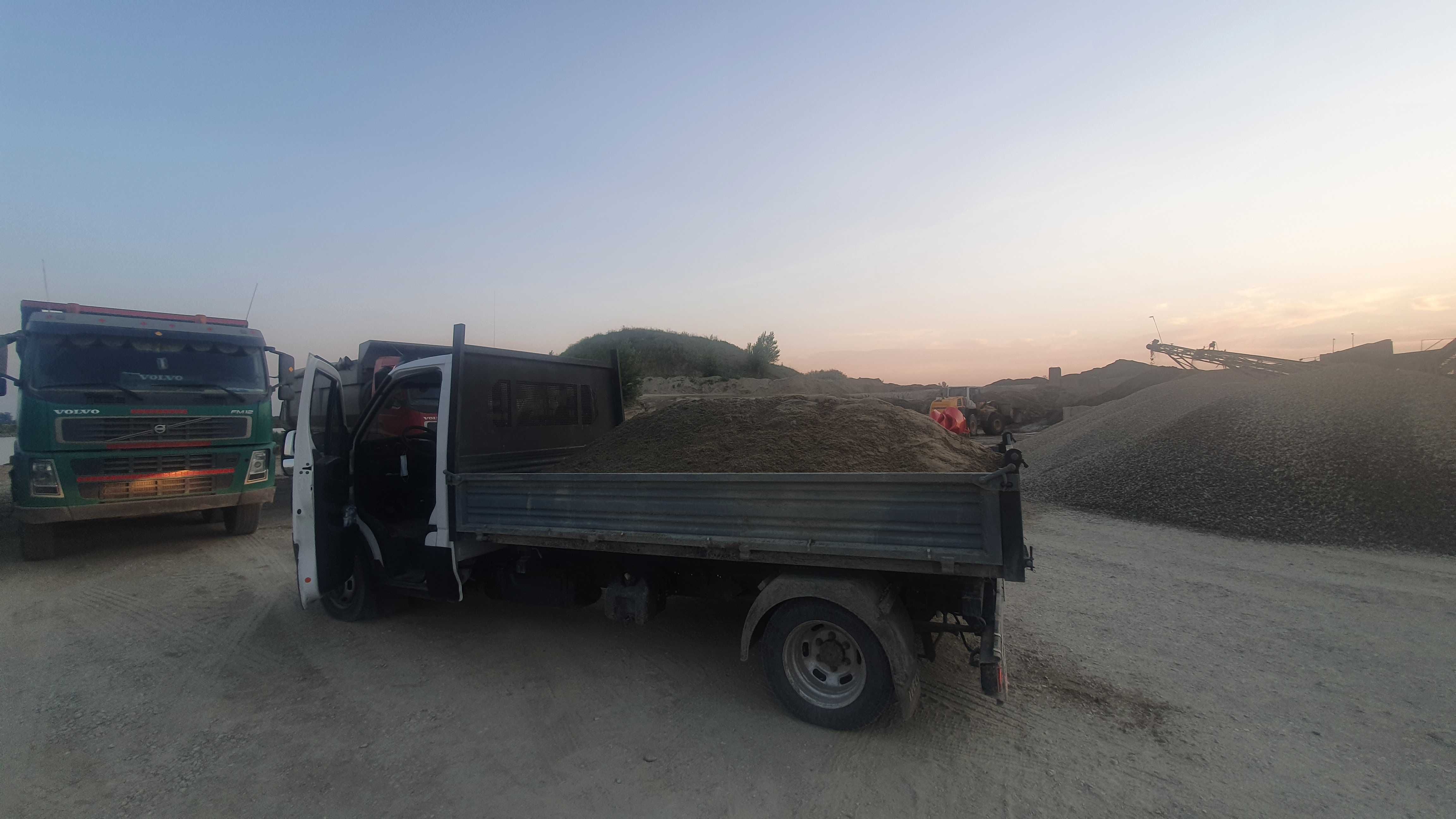 Transport nisip piatra hamuca pamant  amestec  moloz materiale mobila