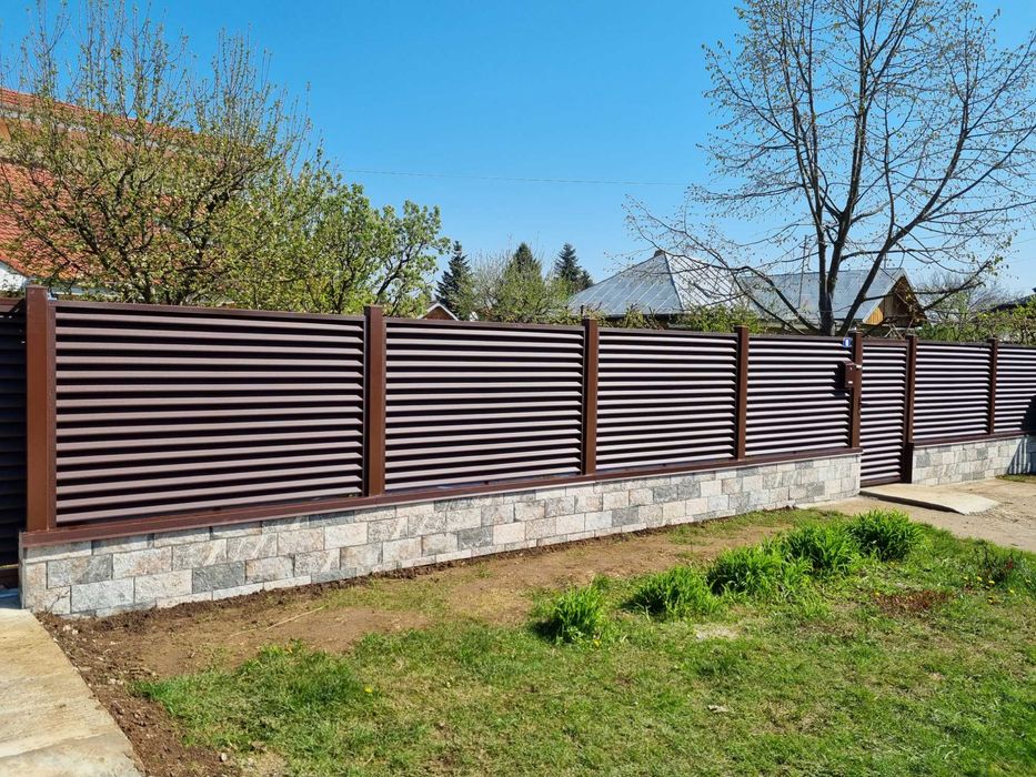 Porti si garduri metalice tip jaluzea Maro Ral 8017