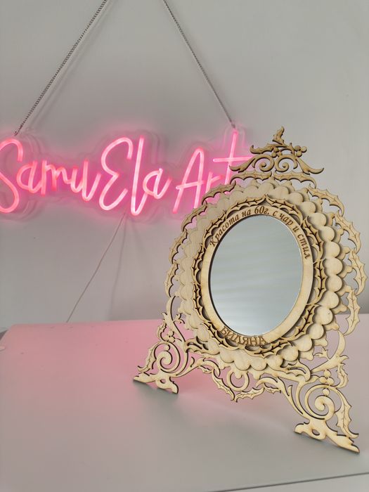 Огледало  дървено със стойка за гримиране с персонализиране .