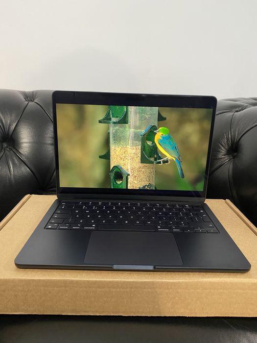 MacBook Air 13-inch / Apple M2 / 8 GB/ 256 GB / Ca nou |