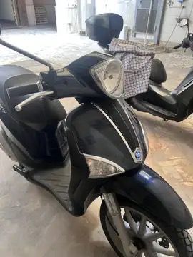 Inchiriez scuter Piaggio Liberty 125