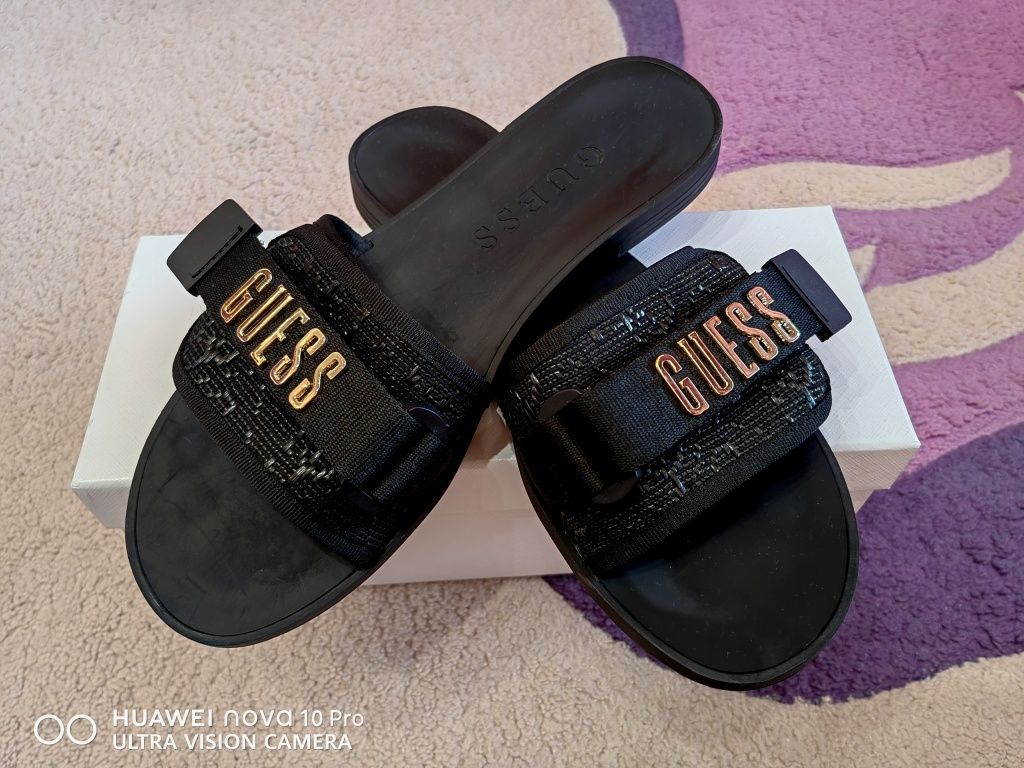 Чехли и лоуфъри Guess
