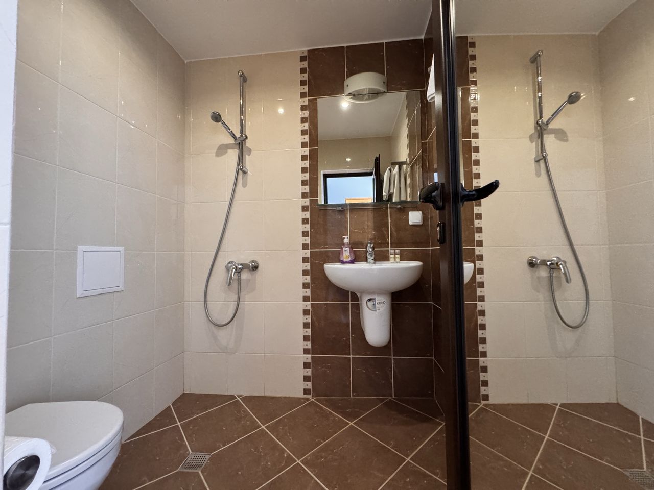 Продава се Хотел в с. Орешак, Област Ловеч - 970 кв.м за 464 €/кв.м - Снимка #16
