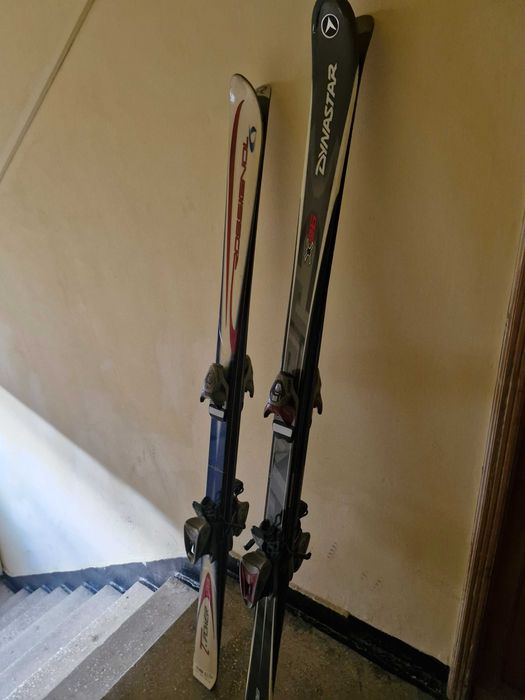 Vând două perechi de schiuri, Dynastar, 1,70 m și Rossignol, 1,60 m.