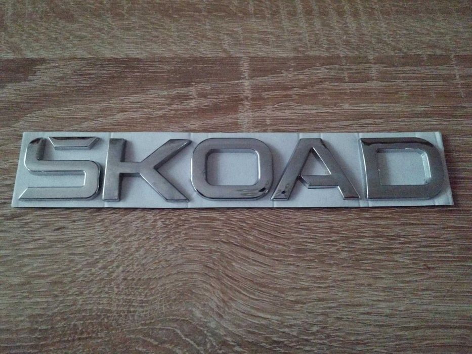 Skoda сребрист надпис най-новия фонт