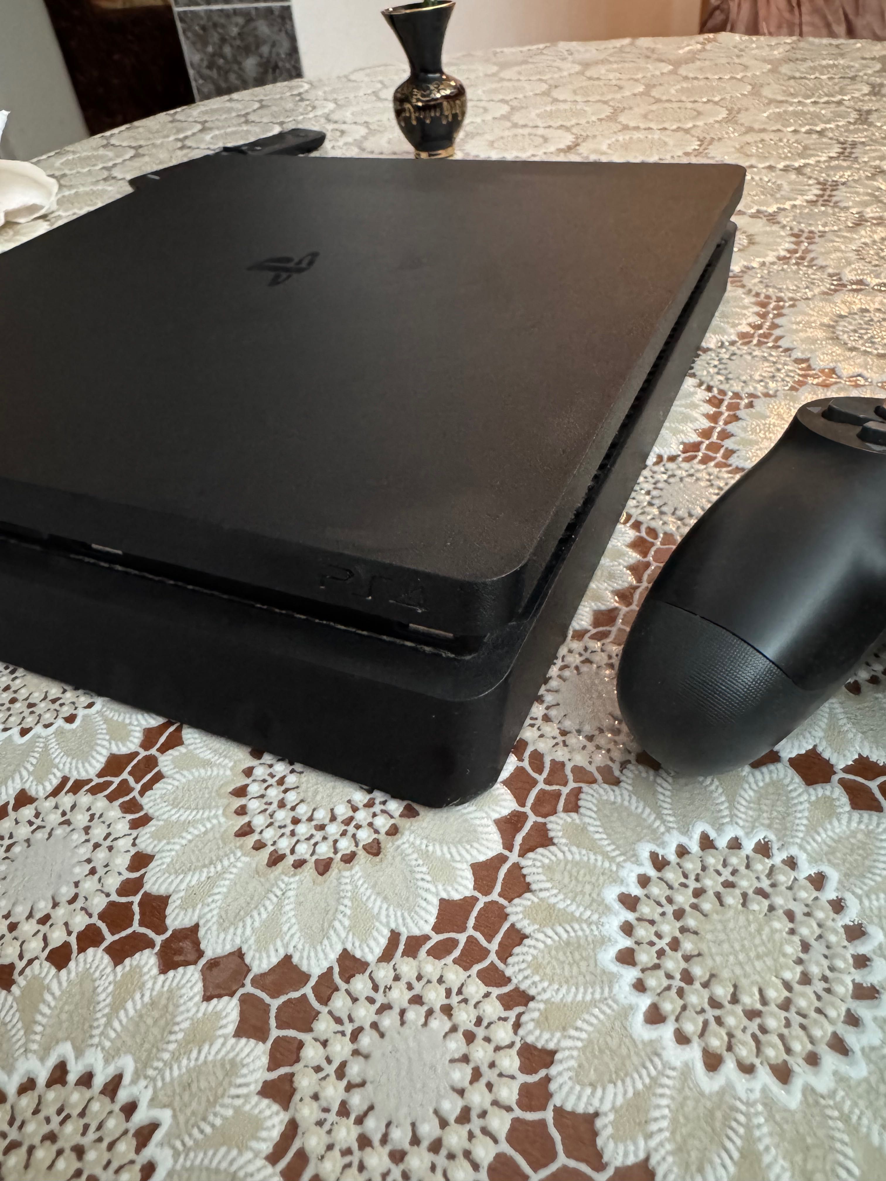 Playstation 4 slim 1TB SSD 2 джойстика+EA FC 24