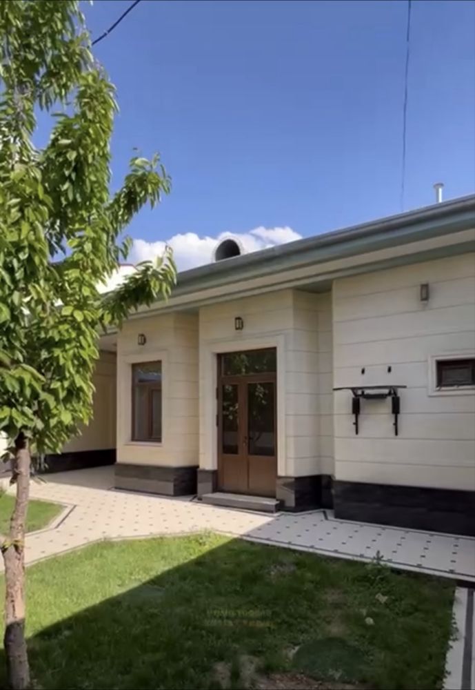 Uy sotiladi Uch tepa tumanida shtabda 3 sotix kochani yuzida