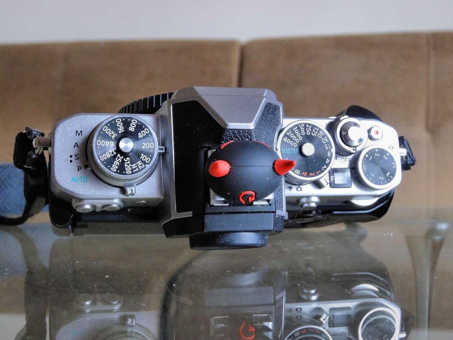 Безогледален Nikon Zf-c - перфектен, с обективи и екстри