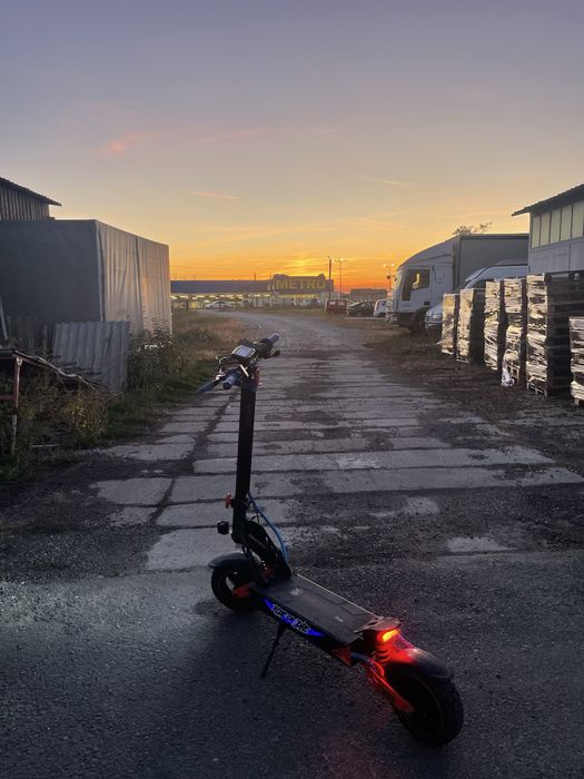 Vând trotineta electrica kamikazek1plus  ca si noua merge toate pe ea