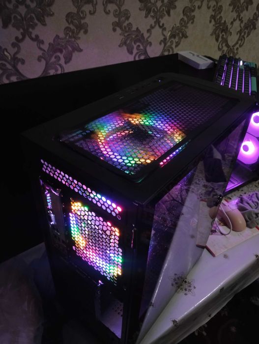 Продается компьютер со всеми вещами монитор, мышка и т.д