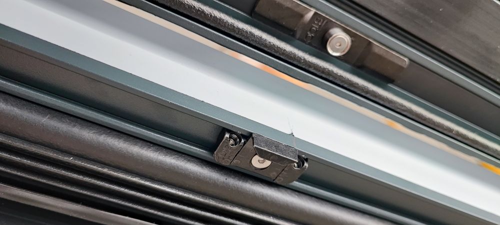 Reparatii reglaje  tamplarii pvc aluminiu plase insecte balamale  rulo