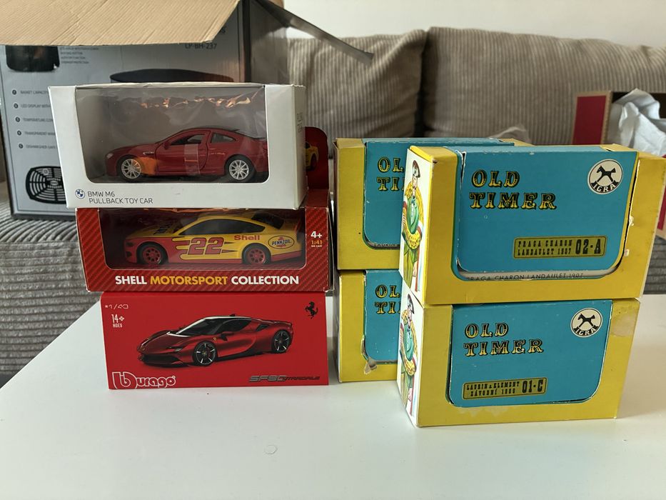 Колички 1:64 неразопаковани и разопаковани