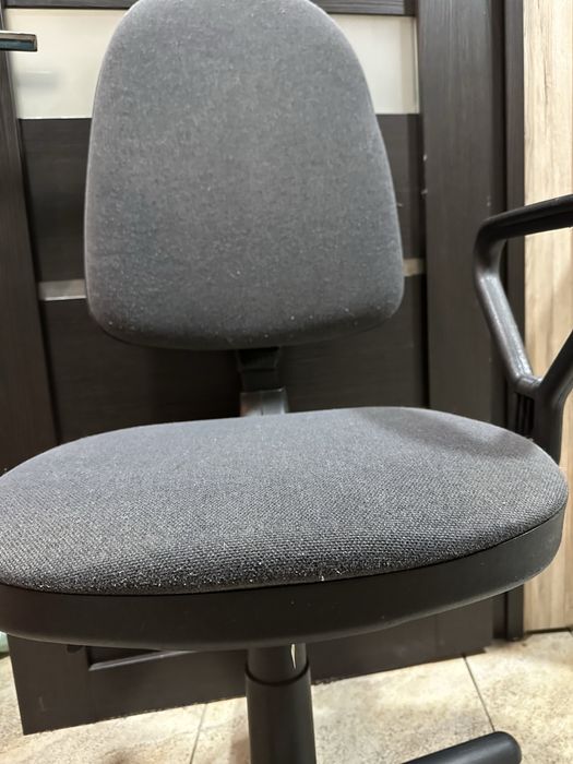 Компьютерное кресло , со спинкой , на колёсиках