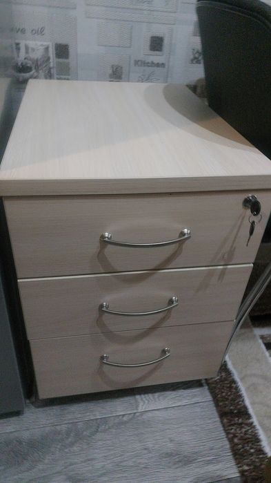 Продам тумбочку с 3 ящиками