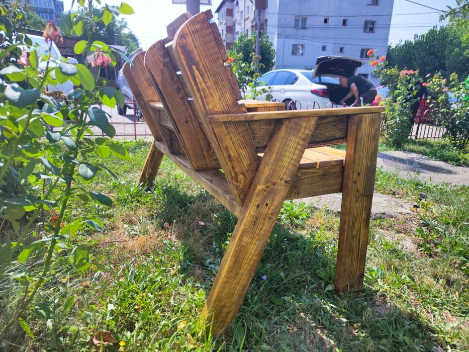 Bancă din lemn masiv pentru două persoane, cu masă integrată