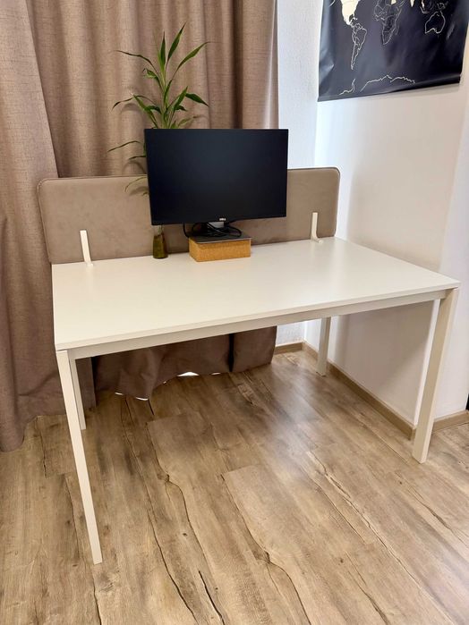 Бюро / маса Vihals от IKEA с борд/панел от iScreen.design