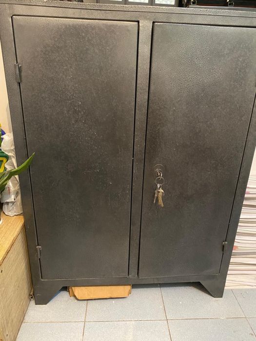 Продам сейф металлический