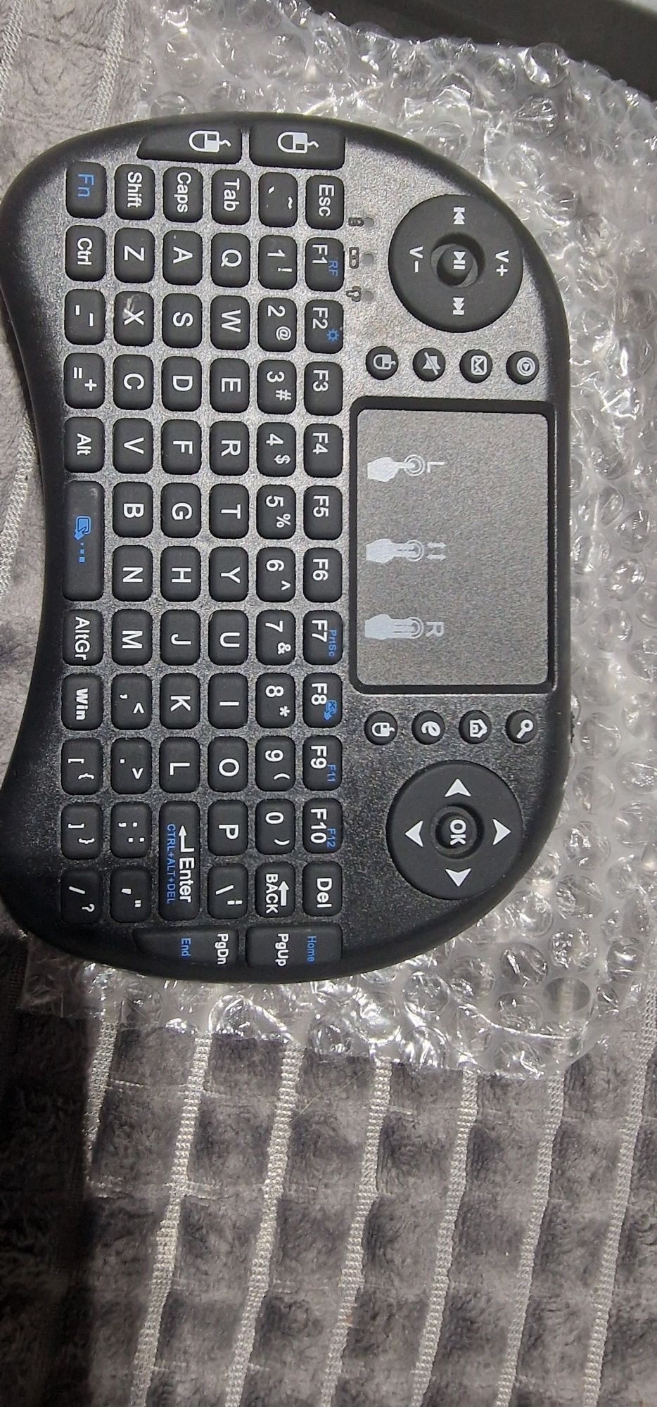 Tastatura wifi cu mouse incorporat