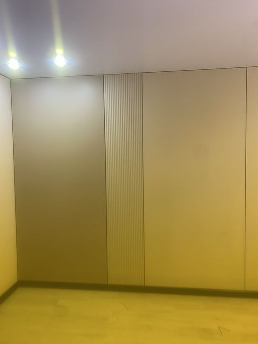 Установка бамбуковых панелей и гибких мраморов.