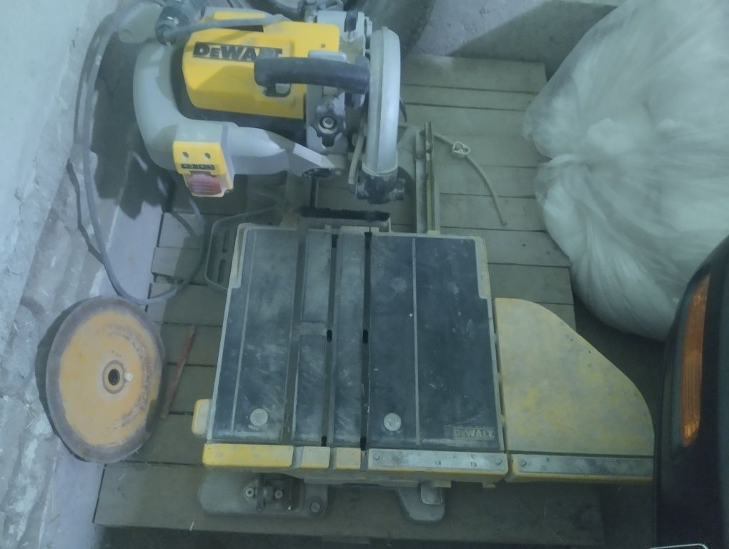 DeWalt plitkarez