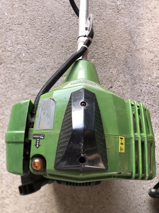 Vând scule de grădină pe benzină,