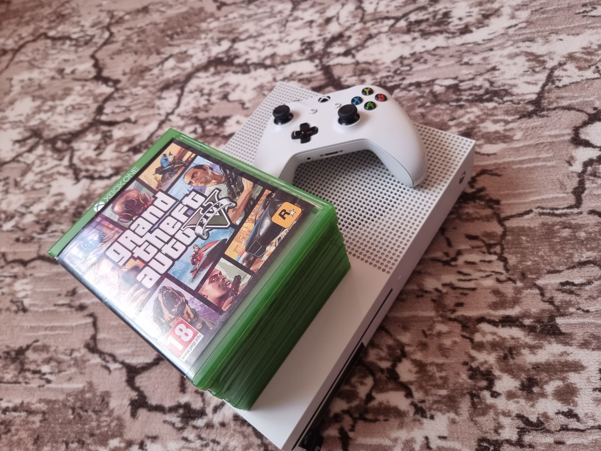 Vând Xbox One S 1TB