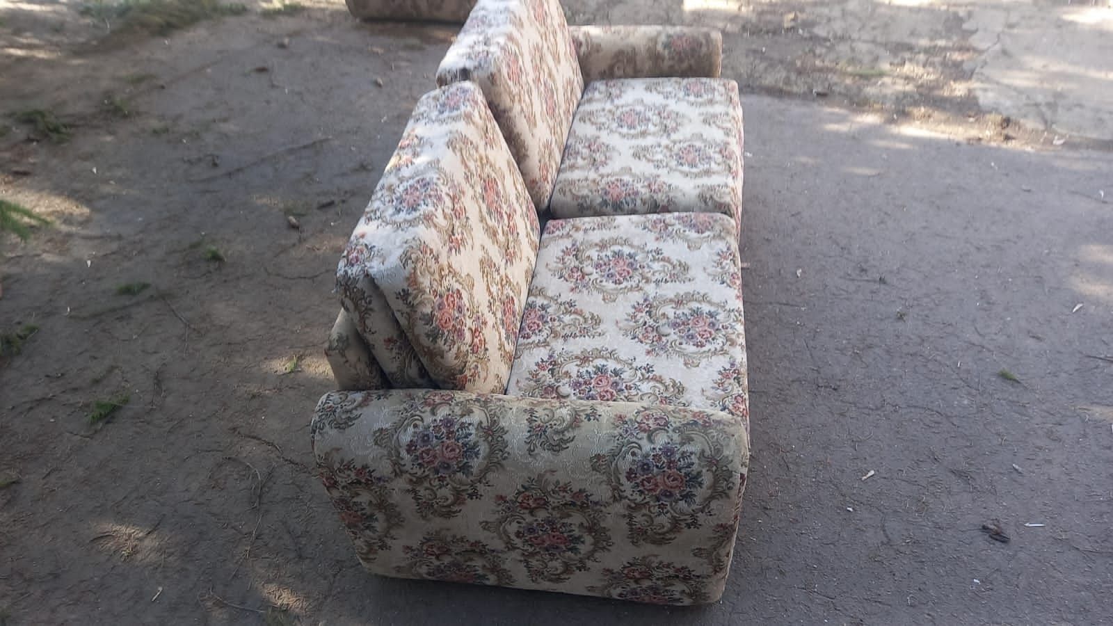 Продам раскладной (металлический)диван с креслом