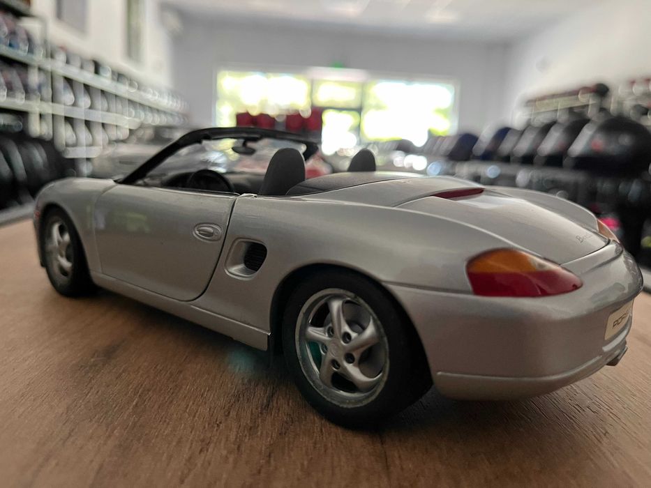 Метална колекционерска колички  UT Models PORSCHE BOXTER мащаб 1:18
