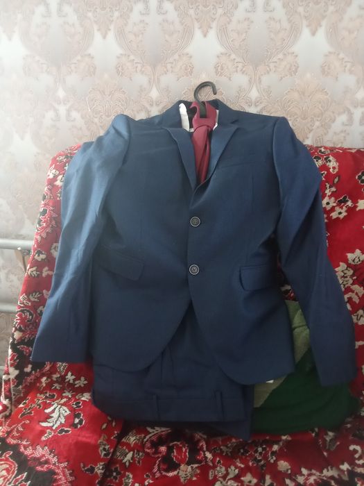 Продам костюм  срочно