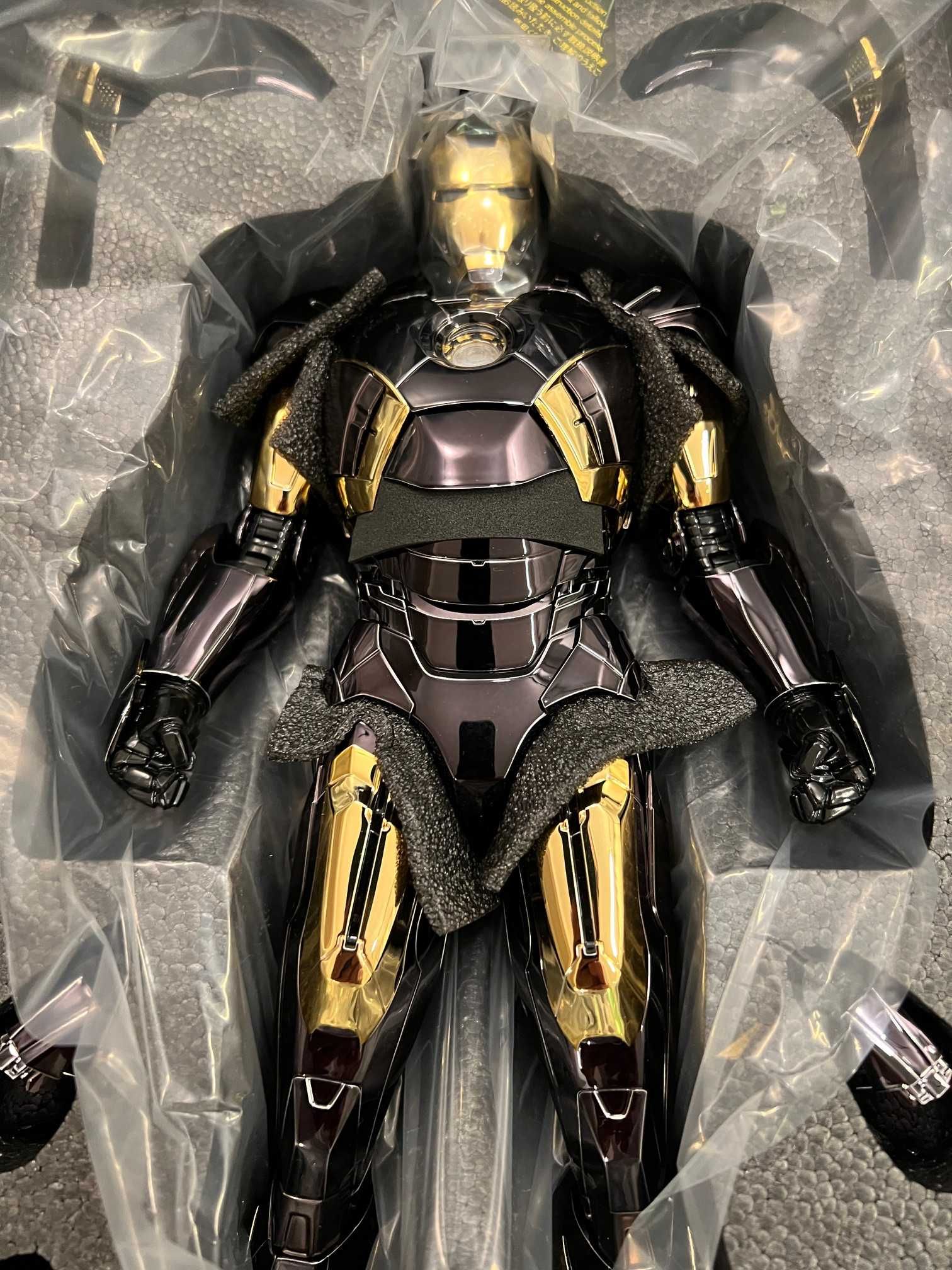 Figurina Hot Toys Iron Man Mark VII - (Black and Gold Version)