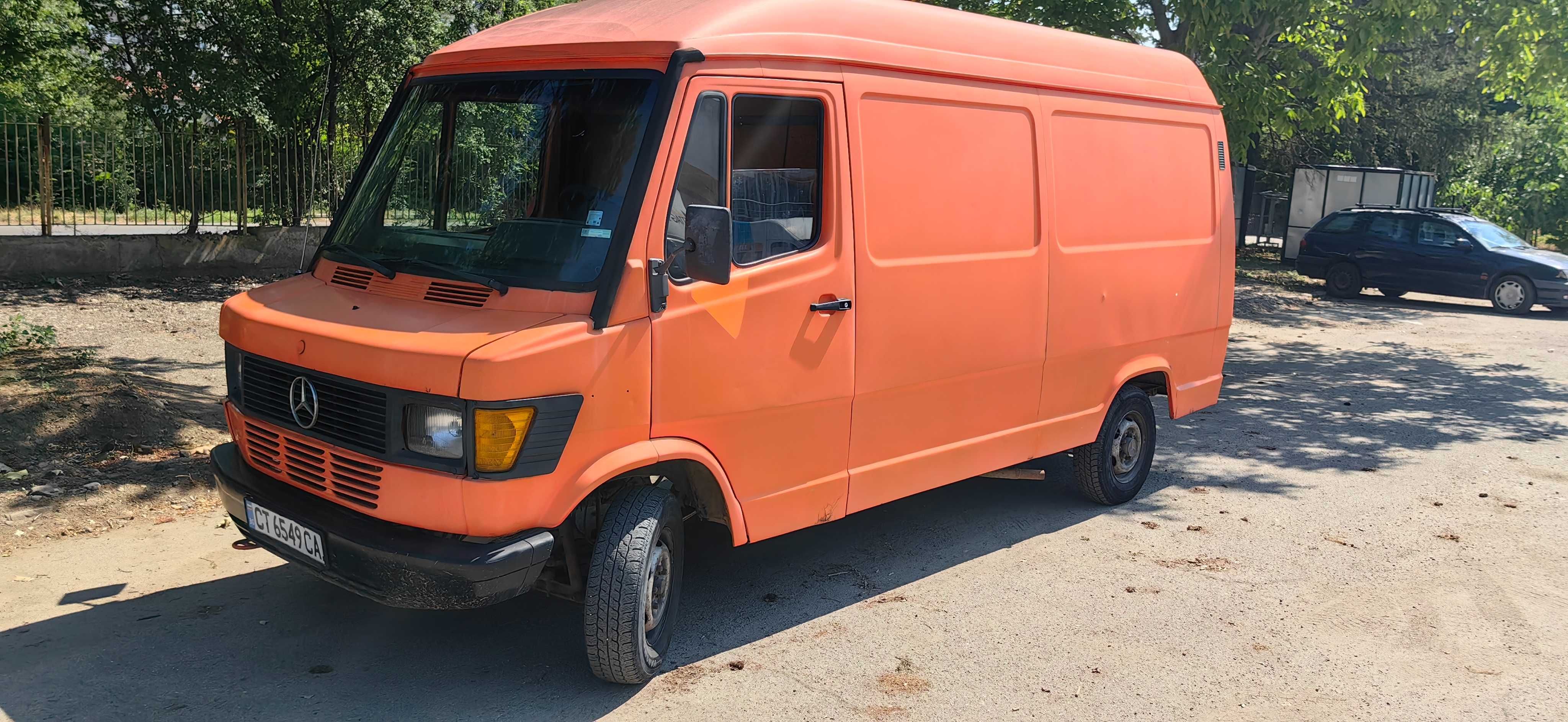Продавам мерцедес 208 D