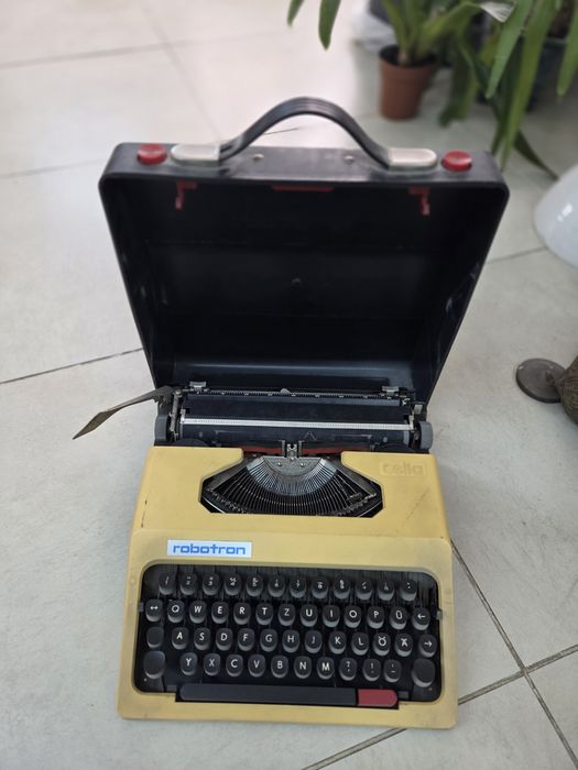 Masina de scris portabila Robotron S 1001 Cella.