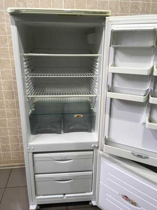 Продам  рабочий холодильник. Работает тихо, хорошо морозит .