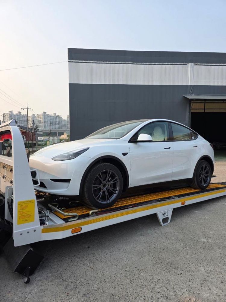 Tesla model Y sotadi.