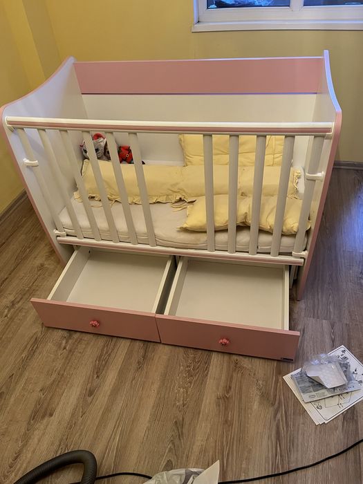 Бебешка кошара с люлеещ механизъм