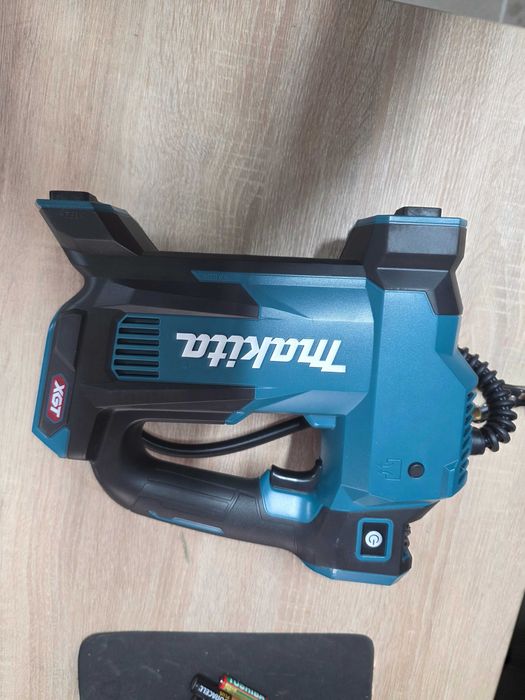 Compresor pe acumulator Makita 40V, fără baterie și încărcător MP001GZ