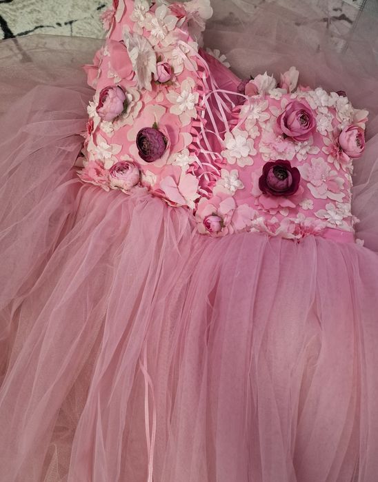 Розова бална рокля