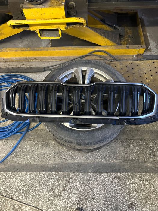 Ляв фар и решетка