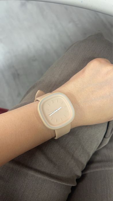 Часы модные наручные, некоторые из них Unisex. Имеется коробка.
